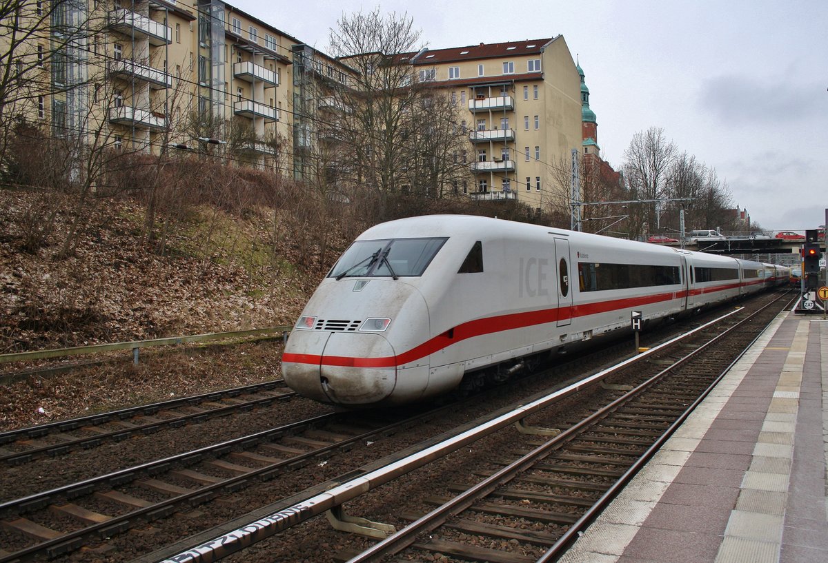 808 044-2  Koblenz  ist am 11.3.2017 als ICE640 von Berlin Gesundbrunnen nach Düsseldorf Hauptbahnhof zusammen mit 808 003-8  Cottbus/Chóśebuz  als ICE650 von Berlin Gesundbrunnen nach Köln Hauptbahnhof unterwegs zur Bereitstellung, soeben fährt das ICE-Doppel an der S-Bahnstation Berlin Prenzlauer Allee vorbei.