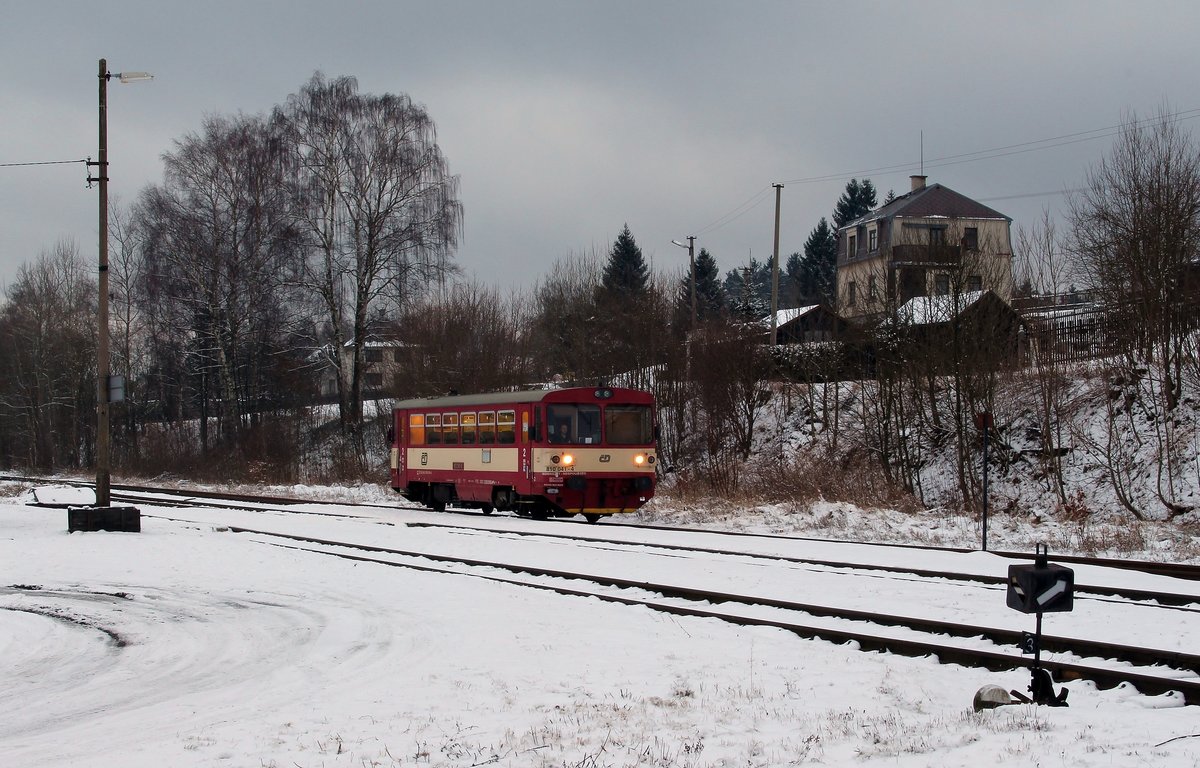 810 041-4 mit dem Os 17221 am 05.02.18 in Hranice v Čechách. 