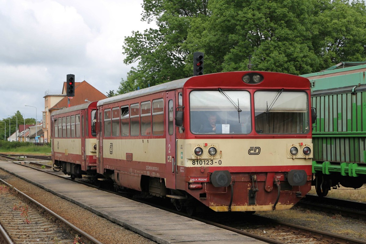 810 123-0 mit Os 24817 Okříšky-Znojmo auf Bahnhof Okříšky am 31-5-2013.