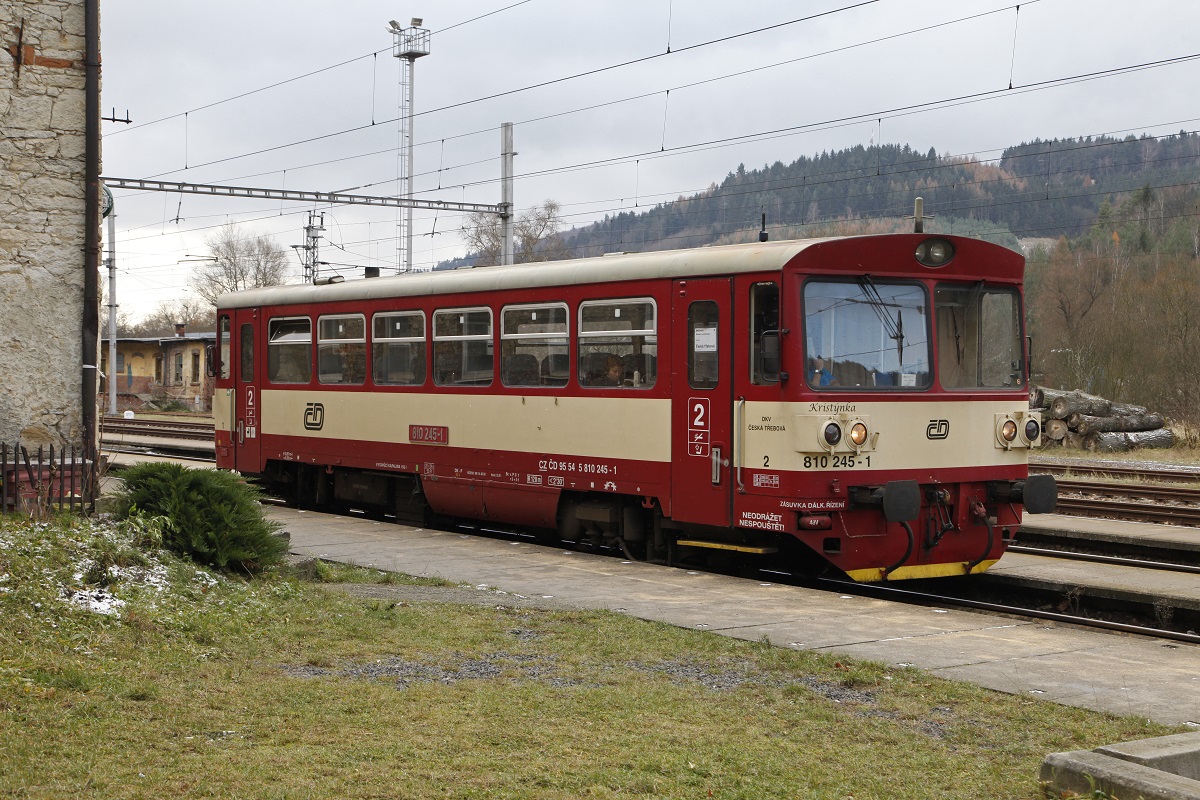810 245 wartet am 28.11.2016 in Brezova nad Svitavou auf die Abfahrt.