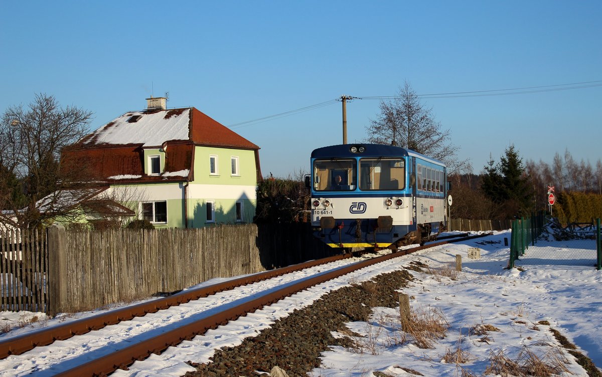 810 641-1 mit dem Os 17220 von Aš nach Hranice v Čechách zu sehen am 14.02.18 in Aš předm.