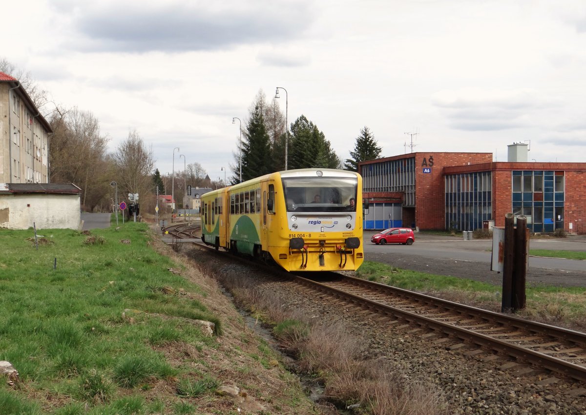 814 004-8 mit dem Os 17206 bei der Ausfahrt in Aš am 08.04.16.