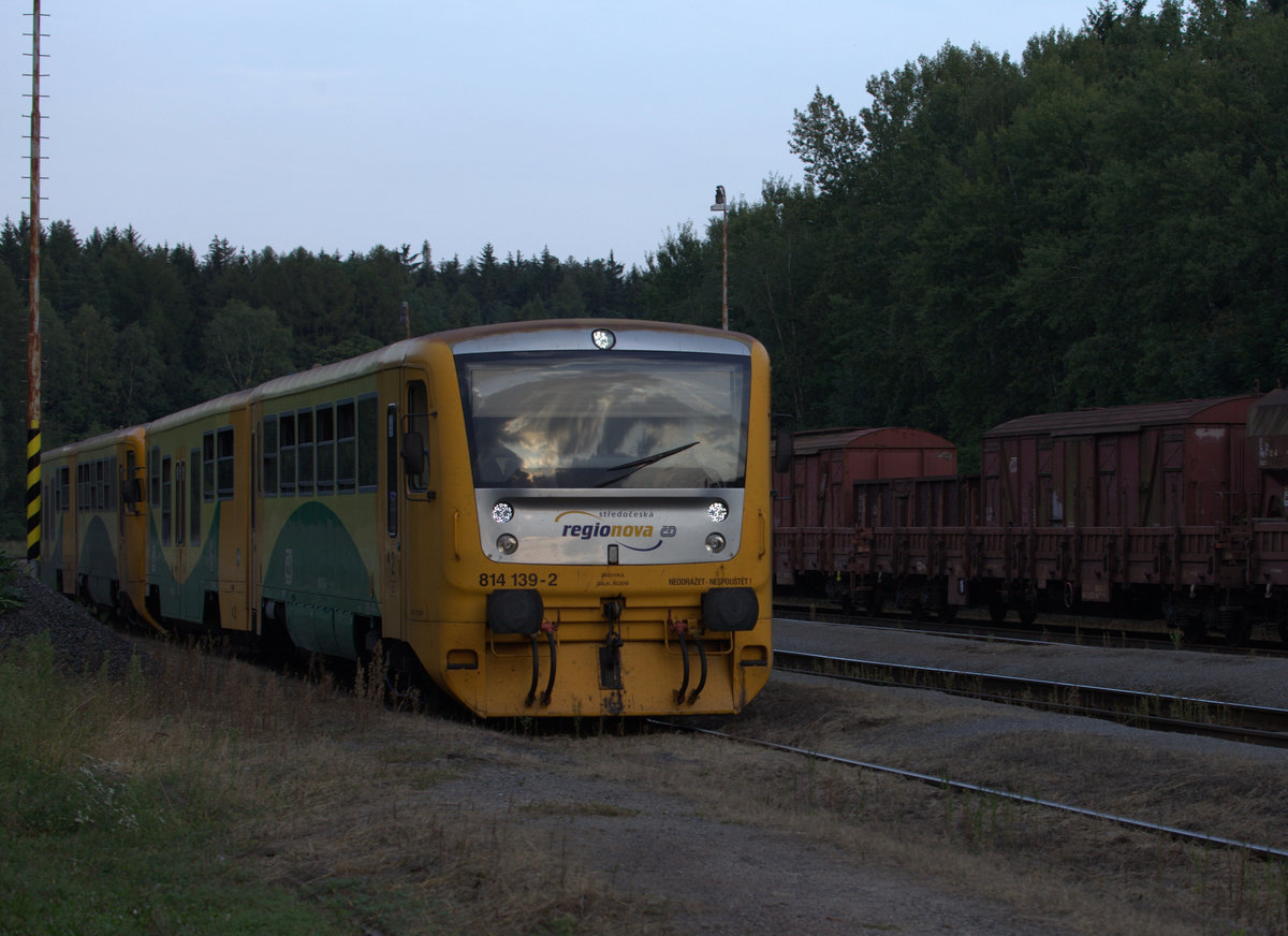 814 139-2 fährt in Doppeltraktion in Kamenne Zehrovice ein.25.08.2017 18:56 Uhr.