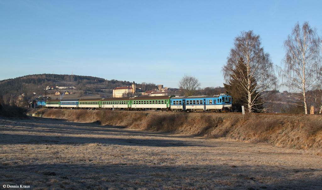 842 013 mit Sonderzug am 31.12.2015 bei Vimperk.