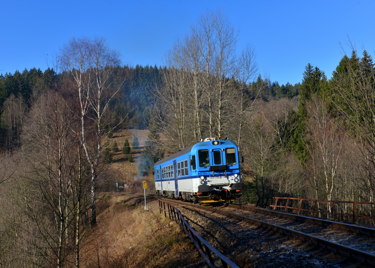 842 034 als Os 7547 am 08.12.2015 bei Železná Ruda-Alžbětín.
