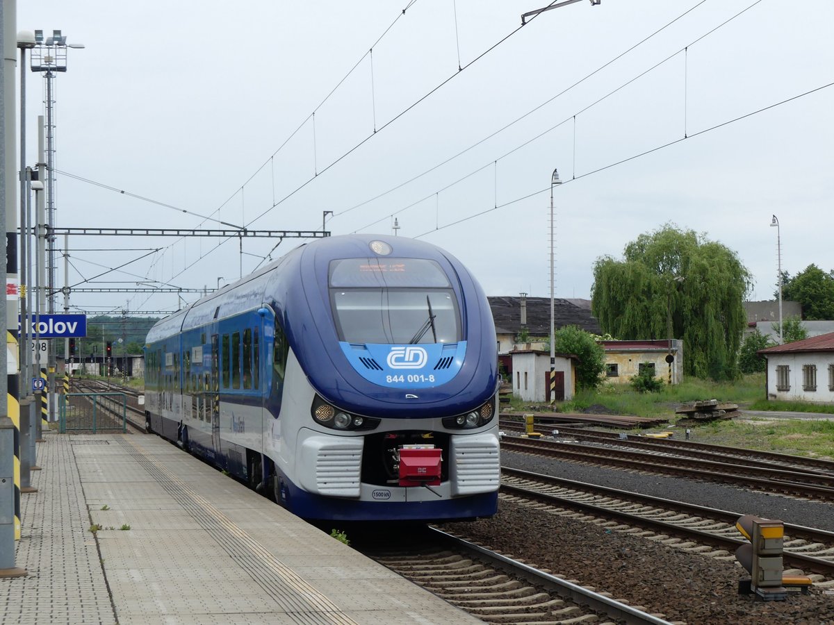 844 001 nach Marianske Lazne bei der Einfahrt in den Bahnhof Sokolov.