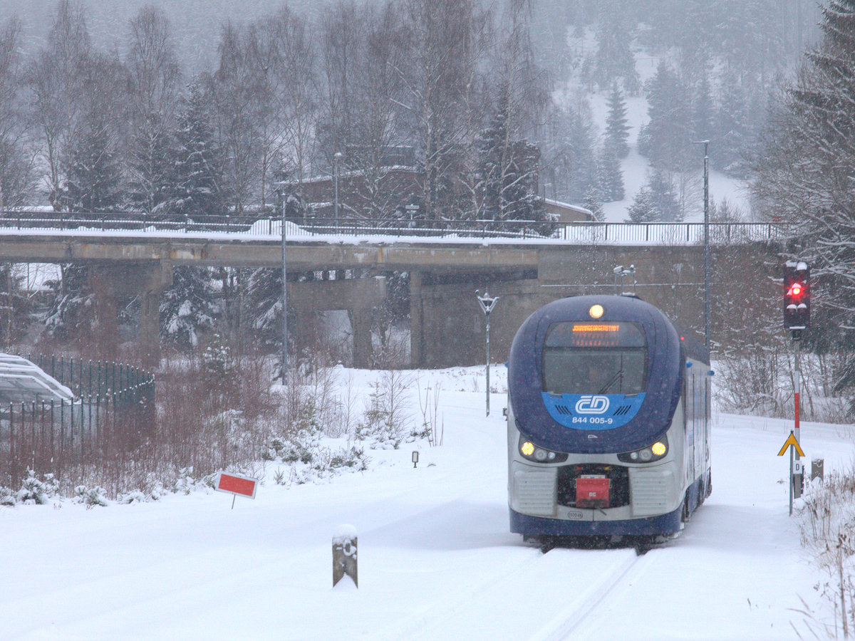 844 005-9 läuft leicht verspätet in Johanngeorgenstadt ,aus Karlovy Vary kommend, in Johanngeorgenstadt ein. Nur 4 Fahrgäste werden in den wartenden Desirio der Erzgebirgsbahn nach Zwickau umsteigen. 21.01.2018 14:26 Uhr.