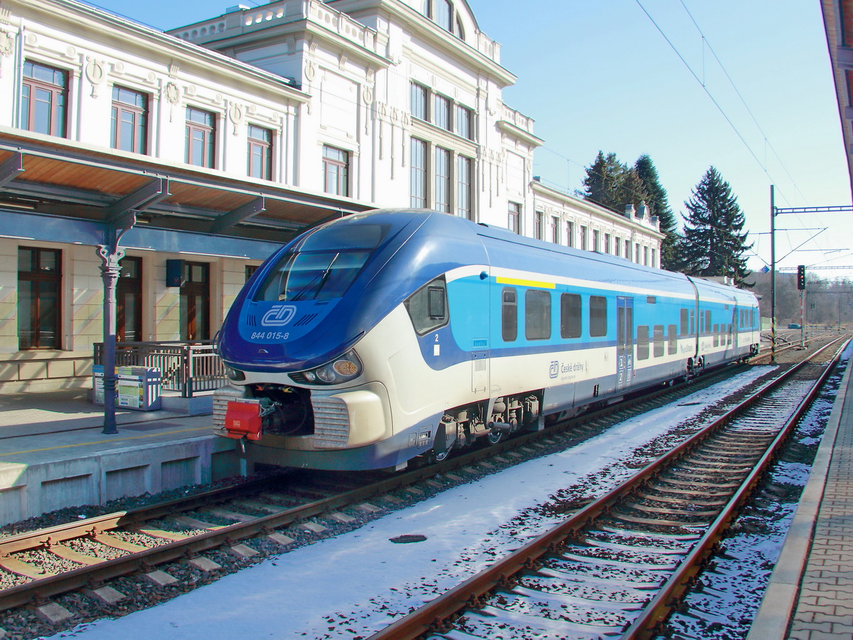 844 015-8 als Os 7104 nach Karlovy Vary dolni n. auf Gleis 5 in Marienbad am 25. Februar 2018.