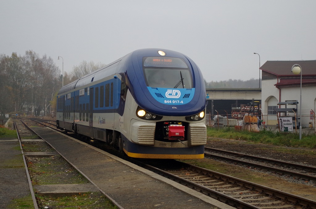 844 017 steht am 01.11.2013 in As Mesto und wartet auf die Fahrgste fr die Weiterfahrt nach Os. 