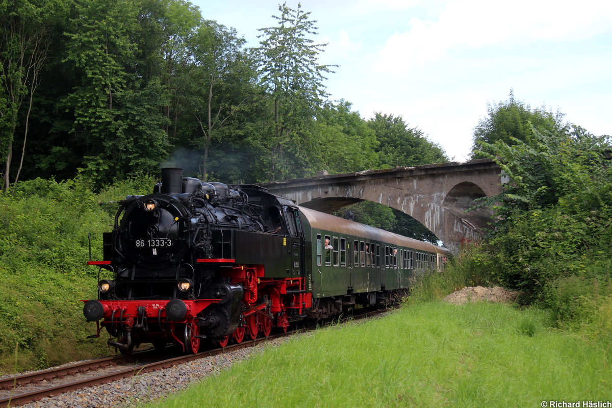 86 1333-3 zieht einen planmäßigen Personenzug in den Bahnhof von Putbus auf Rügen. Am 06.07.2017 war historischer Nahverkehr zwischen Bergen auf Rügen und Lauterbach Mole.