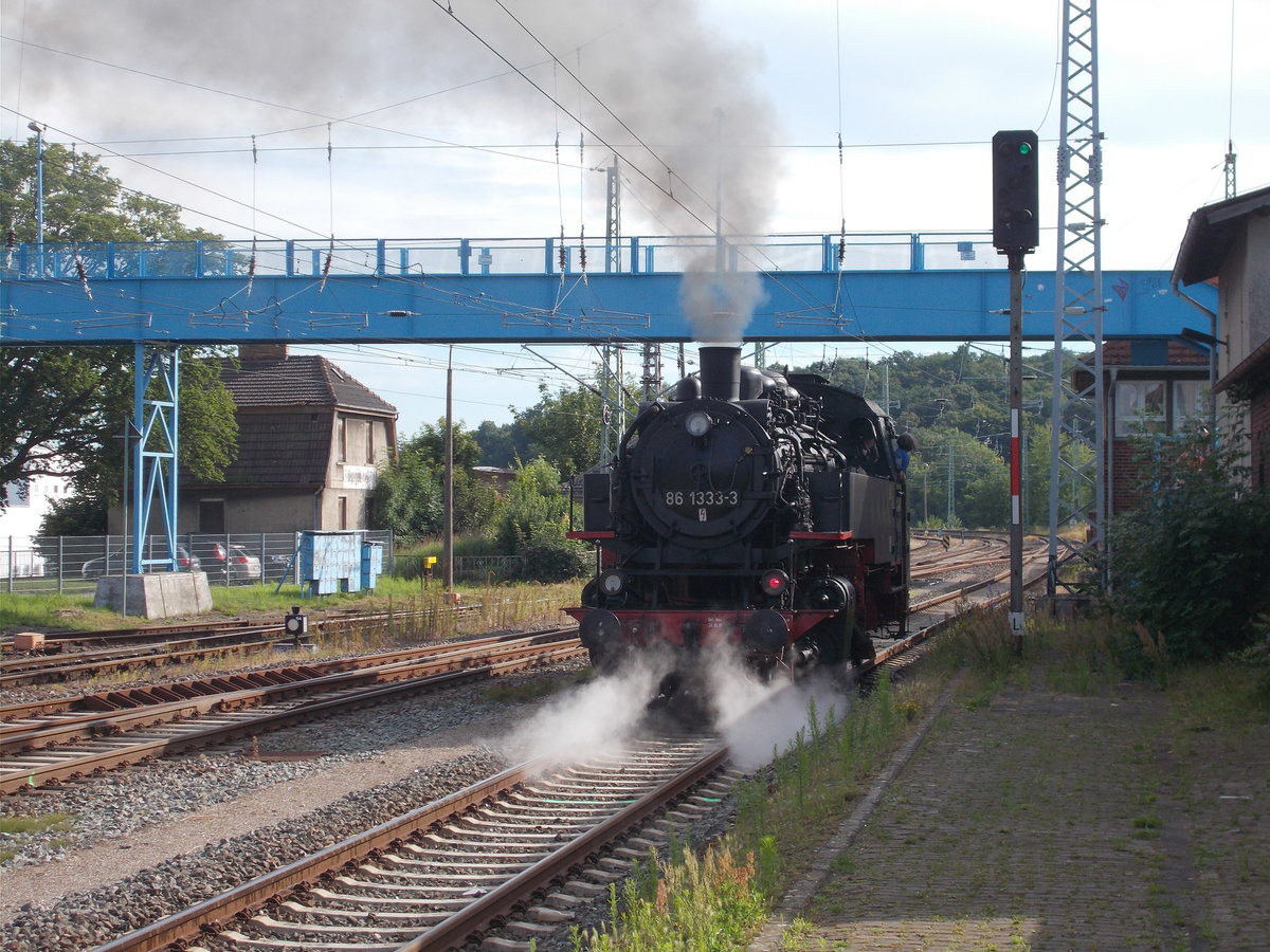 86 1333 bei der Ausfahrt am Morgen,vom 21.Juli 2016,aus Bergen/Rügen nach Mukran.Am Abend kam die Lok wieder von Mukran zurück und brachte die 140 790,140 833 und 140 837 nach Putbus.