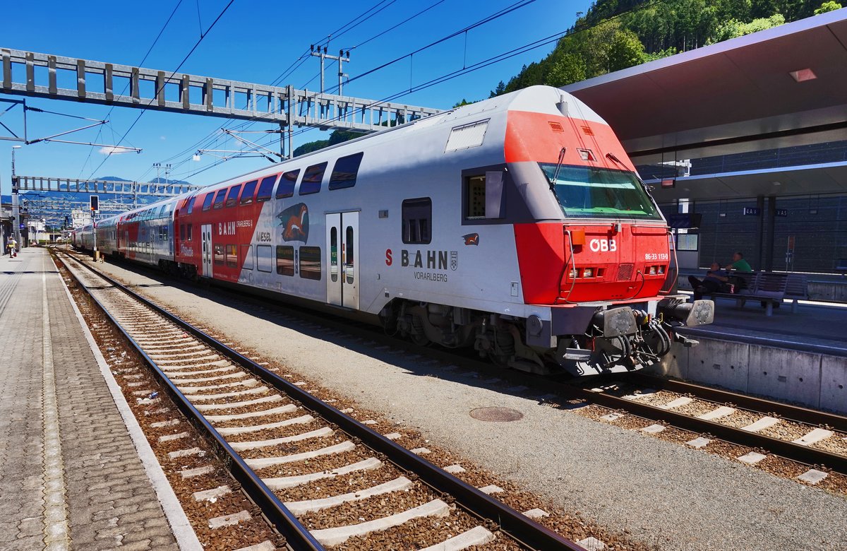 86-33 113-0 fährt an der Spitze der S1 5619 (Lindau Hbf - Bludenz), in den Bahnhof Feldkirch ein.
Aufgenommen am 18.7.2016. Schublok war 1116 265-0.