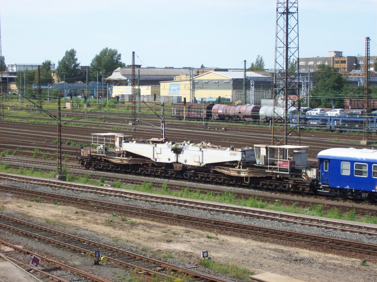 86 80 996 0404-3 Uaai Tragschnabelwagen/Tiefladewagen (kurzgekuppelt) mit 20 Radsätzen in Leipzig Engelsdorf 26.08.2015 