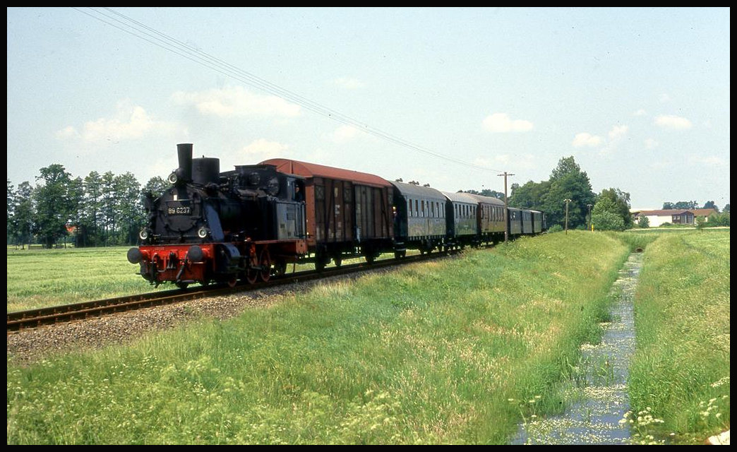 896237 der Museums Bahn Minden ist hier am 8.6.1992 nahe Rahden auf dem Weg nach Uchte.