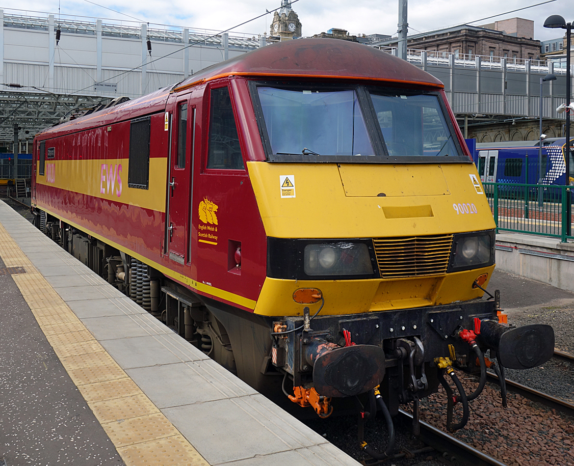 90020  Collingwood  abgestellt in Edinburgh-Waverly am 31.8.2014
siehe auch http://www.bahnbilder.de/bild/grossbritannien~e-loks~class-90/905954/class-90-90020-abgestellt-im-bahnhof.html