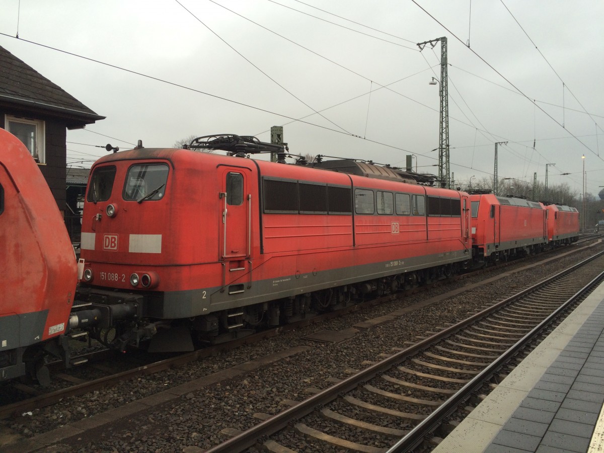 9180 6151 088 D-DB im Bahnhof Bebra zusammen mit sieben weiteren Loks.
Gesehen am 25.01.16