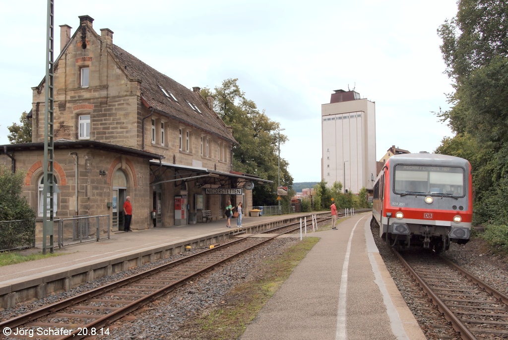 928 251 hält am 20.8.14 in Niederstetten als RB nach Aschaffenburg auf Gleis 2. Die nächsten 9 km ging es stetig bergab zum 120 Meter tiefer liegenden Weikersheim im Taubertal.
