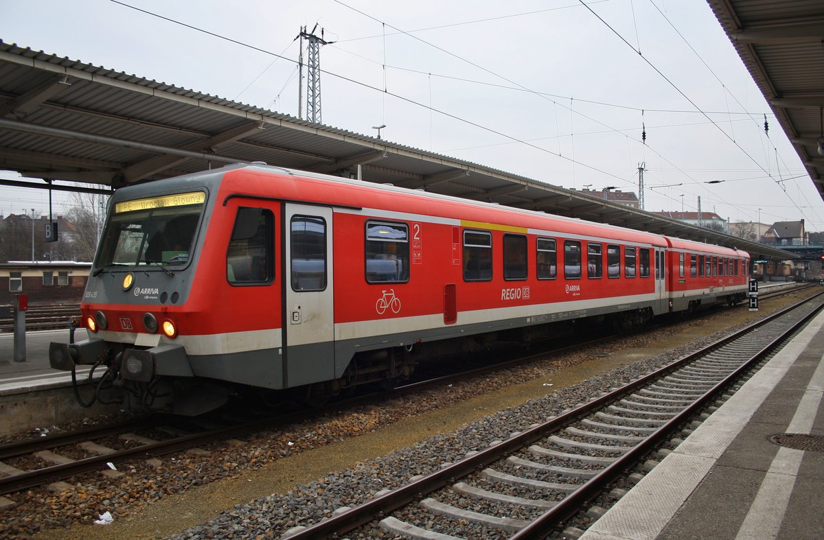 928 435-6 wartet am 12.2.2017 als RE5835  Kulturzug  von Berlin Lichtenberg nach Wroclaw Glowny im Startbahnhof auf Abfahrt.