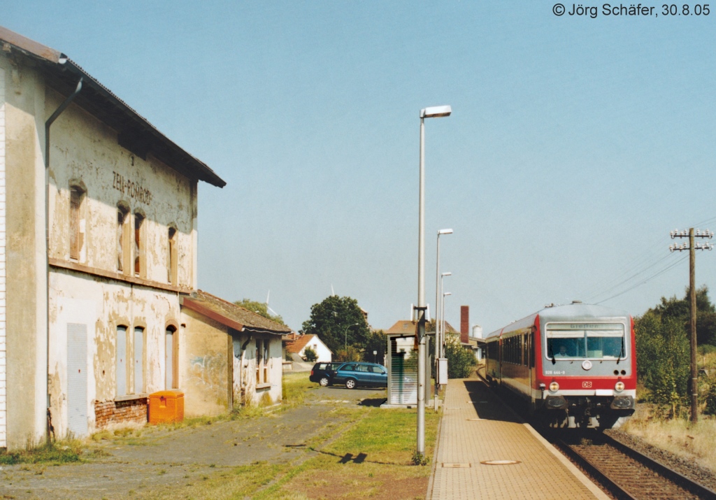 928 444 als RB nach Gieen in Zell-Romrod. Schon 2005 waren alle Nebengleise verschwunden, das Stellwerk war aber noch zur Sicherung des Bahnbergangs nrdlich vom Bahnsteig besetzt. 