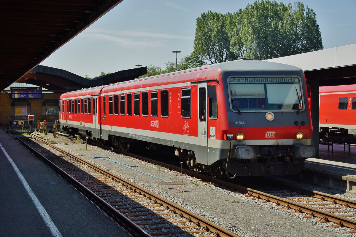 928 544 steht am 25.05.16 im Bhf. von Lindau/Bodensee um in Richtung Friedrichshafen zu fahren.