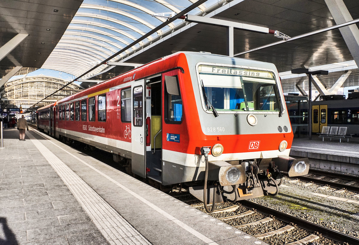 928 560-1 hält als REX 5868 (Braunau am Inn - Mattighofen - Salzburg Hbf - Freilassing), in Salzburg Hbf.
Aufgenommen am 27.12.2017.

Da die BR 5047 kein PZB 90 zur Weiterfahrt nach Freilassing besitzt, werden nun seit Fahrplanwechsel, alle REX auf der Mattigtalbahn, fast ausschließlich mit angemieteten 628er der DB Südostbaayernbahn gefahren.