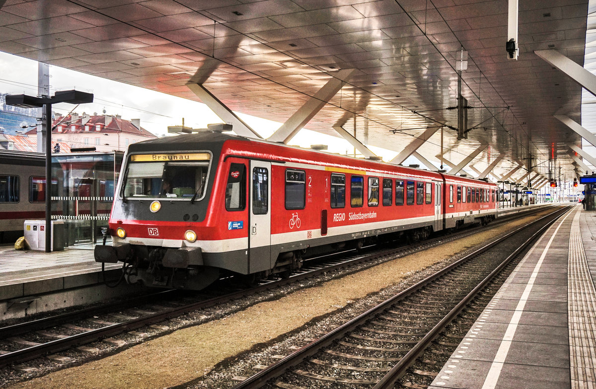 928 572 hält als REX 5865 (Freilassing - Salzburg Hbf - Mattighofen - Braunau am Inn) in Salzburg Hbf.
Aufgenommen am 27.12.2017.

Da die BR 5047 kein PZB 90 zur Weiterfahrt nach Freilassing besitzt, werden nun seit Fahrplanwechsel, alle REX auf der Mattigtalbahn, fast ausschließlich mit angemieteten 628er der DB Südostbaayernbahn gefahren.