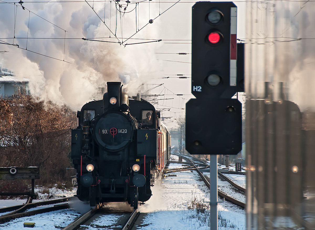 93.1420 war am 02.12.2017 mit einem Sonderzug vom Wien Praterstern nach Erstbrunn zum  Advent in der Loamgrui  unterwegs. Hier bei der Ankunf in Korneuburg.