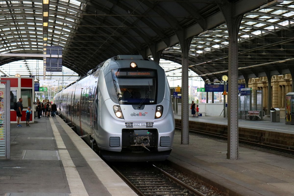 9442 106 und ein weiterer 9442 (Bombardier Talent 2) von Abellio Rail Mitteldeutschland als RE 74712 (RE9) von Bitterfeld nach Kassel-Wilhelmshöhe stehen in Halle(Saale)Hbf auf Gleis 4. [26.8.2017 - 17:03 Uhr]