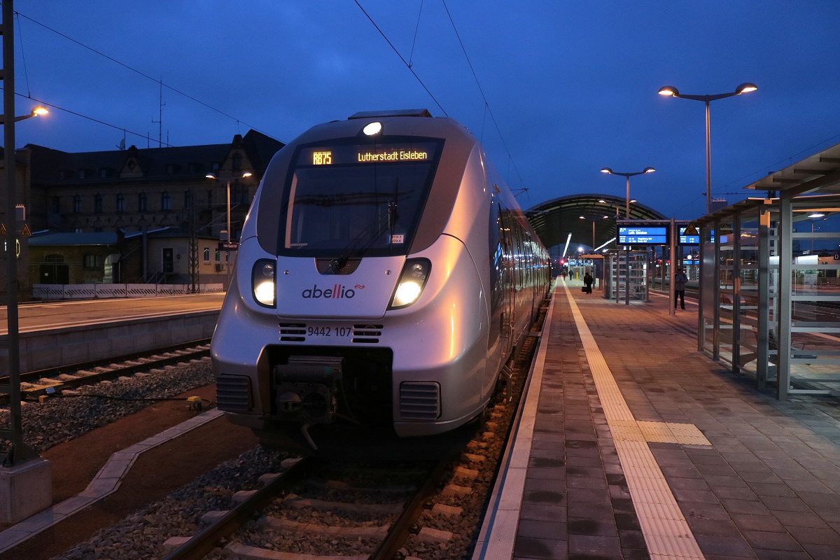 9442 107 (Bombardier Talent 2) von Abellio Rail Mitteldeutschland als RB 74778 (RB75) von Eilenburg nach Lutherstadt Eisleben steht in Halle(Saale)Hbf auf Gleis 10. [2.12.2017 | 16:30 Uhr]
