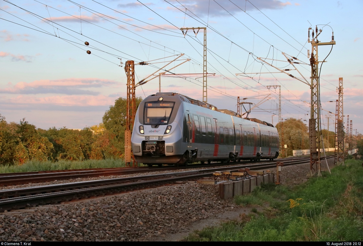 9442 107 (Bombardier Talent 2) von Abellio Rail Mitteldeutschland als RE 74734 (RE19) von Halle(Saale)Hbf Gl. 13a nach Leinefelde fährt in der Saaleaue bei Angersdorf auf der Bahnstrecke Halle–Hann. Münden (KBS 590).
[10.8.2018 | 20:12 Uhr]