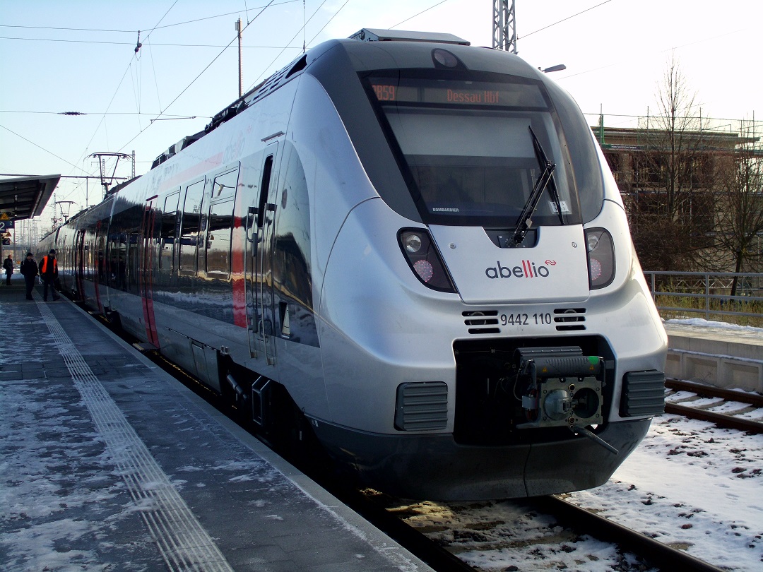 9442 110 der Abellio Rail Mitteldeutschland als RB59 nach Dessau Hbf legt aufgrund einer Türstörung einen etwas längeren Halt im kalten Sangerhausen ein. [9.1.2016]