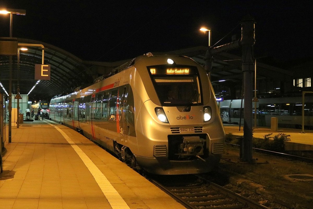 9442 110 (Bombardier Talent 2) von Abellio Rail Mitteldeutschland als RE 74715 (RE9) von Kassel-Wilhelmshöhe hat seinen Endbahnhof Halle(Saale)Hbf erreicht und verlässt diesen in Richtung Abstellung. [26.8.2017 - 21:04 Uhr]