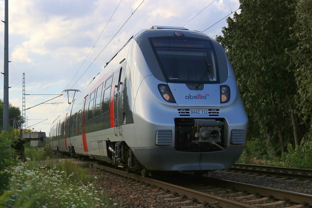 9442 112 (Bombardier Talent 2) von Abellio Rail Mitteldeutschland als RB 74779 (RB75) von Röblingen am See nach Eilenburg in Zscherben, Angersdorfer Straße, auf der Bahnstrecke Halle–Hann. Münden (KBS 590). [3.8.2017 - 17:29 Uhr]