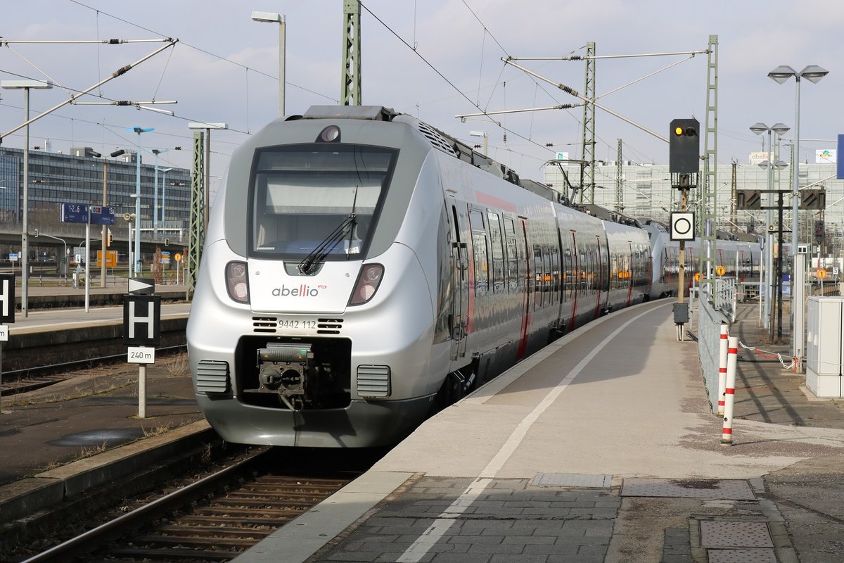 9442 112 mit einer weiteren BR9442 (Bombardier Talent 2) von Abellio Rail Mitteldeutschland an der Spitze fährt in Halle(Saale)Hbf von Gleis 5 auf ein Abstellgleis. [25.2.2017]