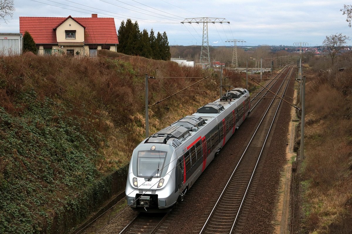 9442 113 (Bombardier Talent 2) von Abellio Rail Mitteldeutschland als RB 74859 (RB59) von Erfurt Hbf bzw. RE 74729 (RE9) von Sangerhausen nach Halle(Saale)Hbf fährt bei Böllberg-Wörmlitz auf der Bahnstrecke Halle–Hann. Münden (KBS 590). Aufgenommen von der Brücke Kaiserslauterer Straße. [24.12.2017 | 11:51 Uhr]