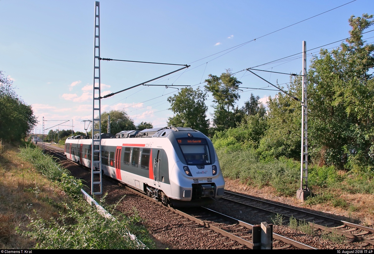 9442 113 (Bombardier Talent 2) von Abellio Rail Mitteldeutschland als RE 74735 (RE19) von Leinefelde nach Halle(Saale)Hbf fährt in Zscherben, Angersdorfer Straße, auf der Bahnstrecke Halle–Hann. Münden (KBS 590).
[10.8.2018 | 17:49 Uhr]