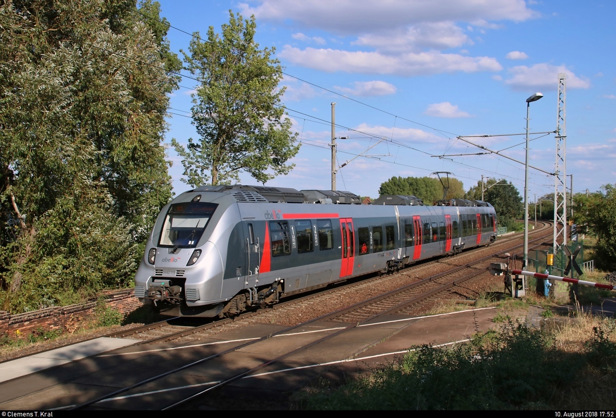 9442 115 (Bombardier Talent 2) von Abellio Rail Mitteldeutschland als RB 74786 (RB75) von Halle(Saale)Hbf nach Lutherstadt Eisleben fährt in Zscherben, Angersdorfer Straße, auf der Bahnstrecke Halle–Hann. Münden (KBS 590).
[10.8.2018 | 17:52 Uhr]