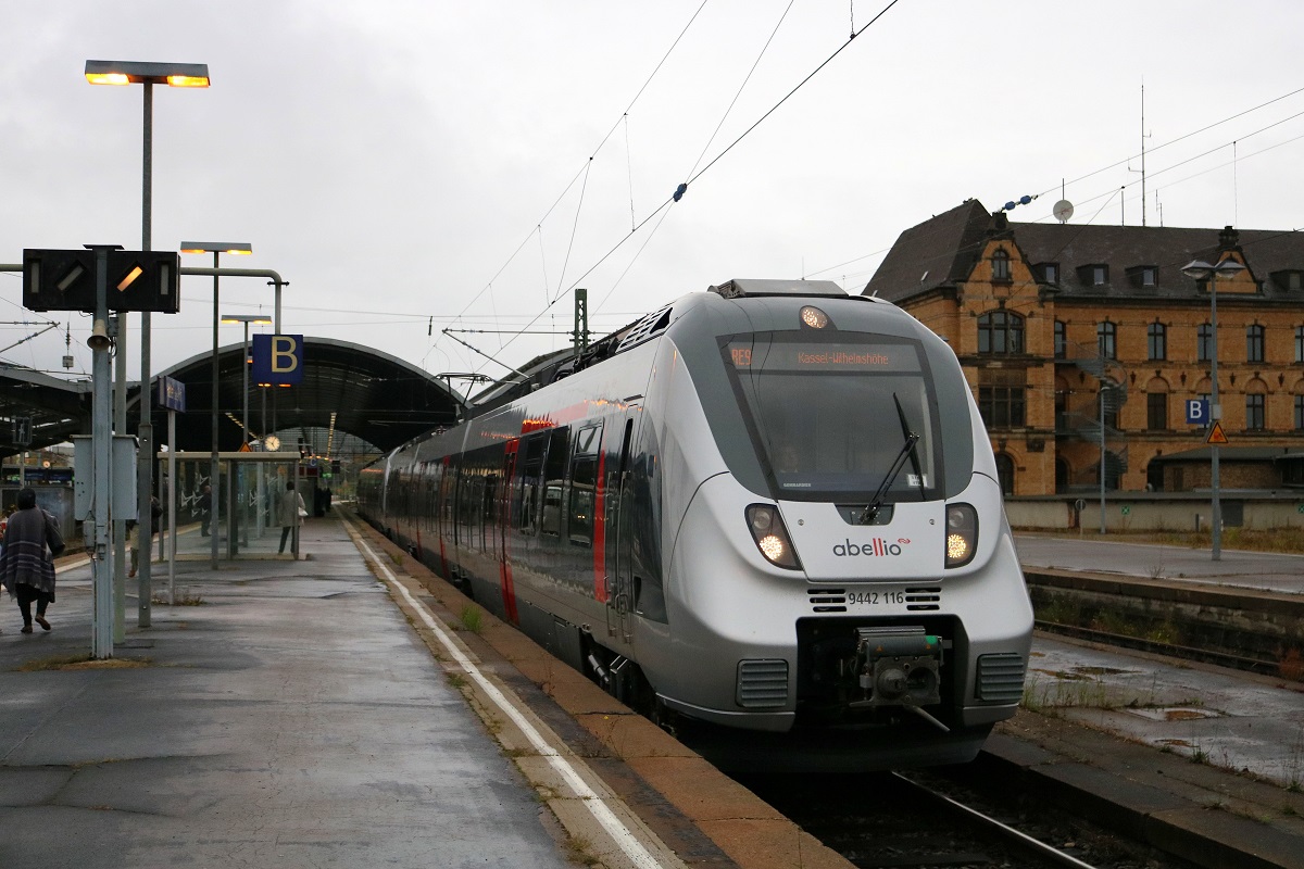 9442 116 und 9442 605 (Bombardier Talent 2) von Abellio Rail Mitteldeutschland als RE 74712 (RE9) von Bitterfeld nach Kassel-Wilhelmshöhe verlassen Halle(Saale)Hbf auf Gleis 4. [24.9.2017 | 17:07 Uhr]