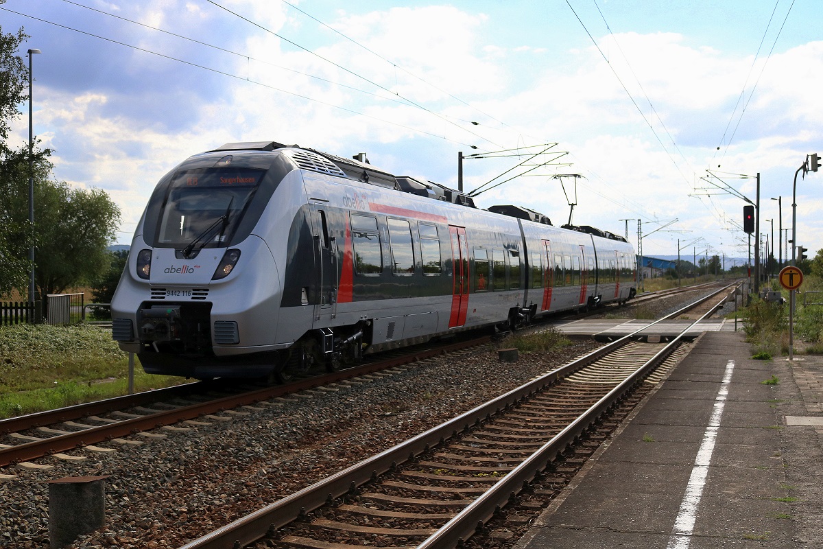 9442 116 (Bombardier Talent 2) von Abellio Rail Mitteldeutschland als RE 74733 (RE19) von Leinefelde nach Sangerhausen fährt in den Bahnhof Berga-Kelbra auf der Bahnstrecke Halle–Hann. Münden (KBS 590) ein. [4.8.2017 - 16:54 Uhr]