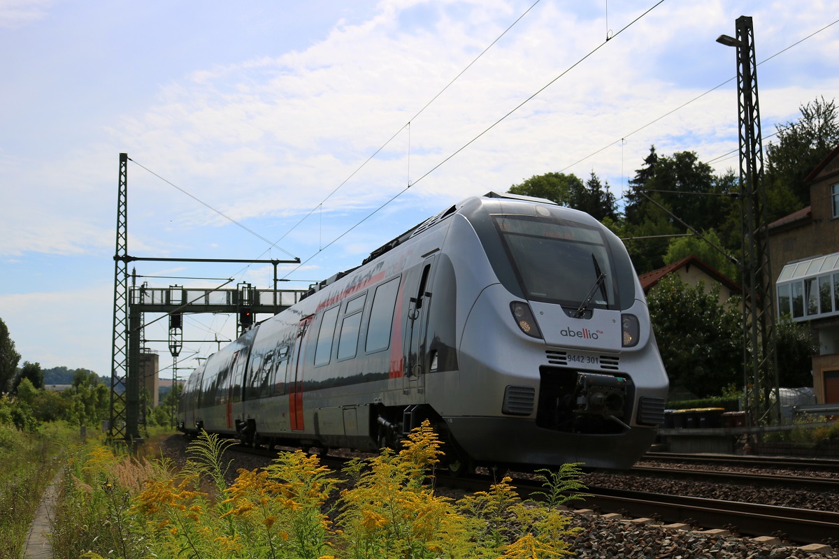 9442 301 (Bombardier Talent 2) von Abellio Rail Mitteldeutschland als SE 74533 (SE15) von Saalfeld(Saale) nach Leipzig Hbf fährt in Bad Kösen auf der Bahnstrecke Halle–Bebra (KBS 580). [8.8.2017 - 15:14 Uhr]
