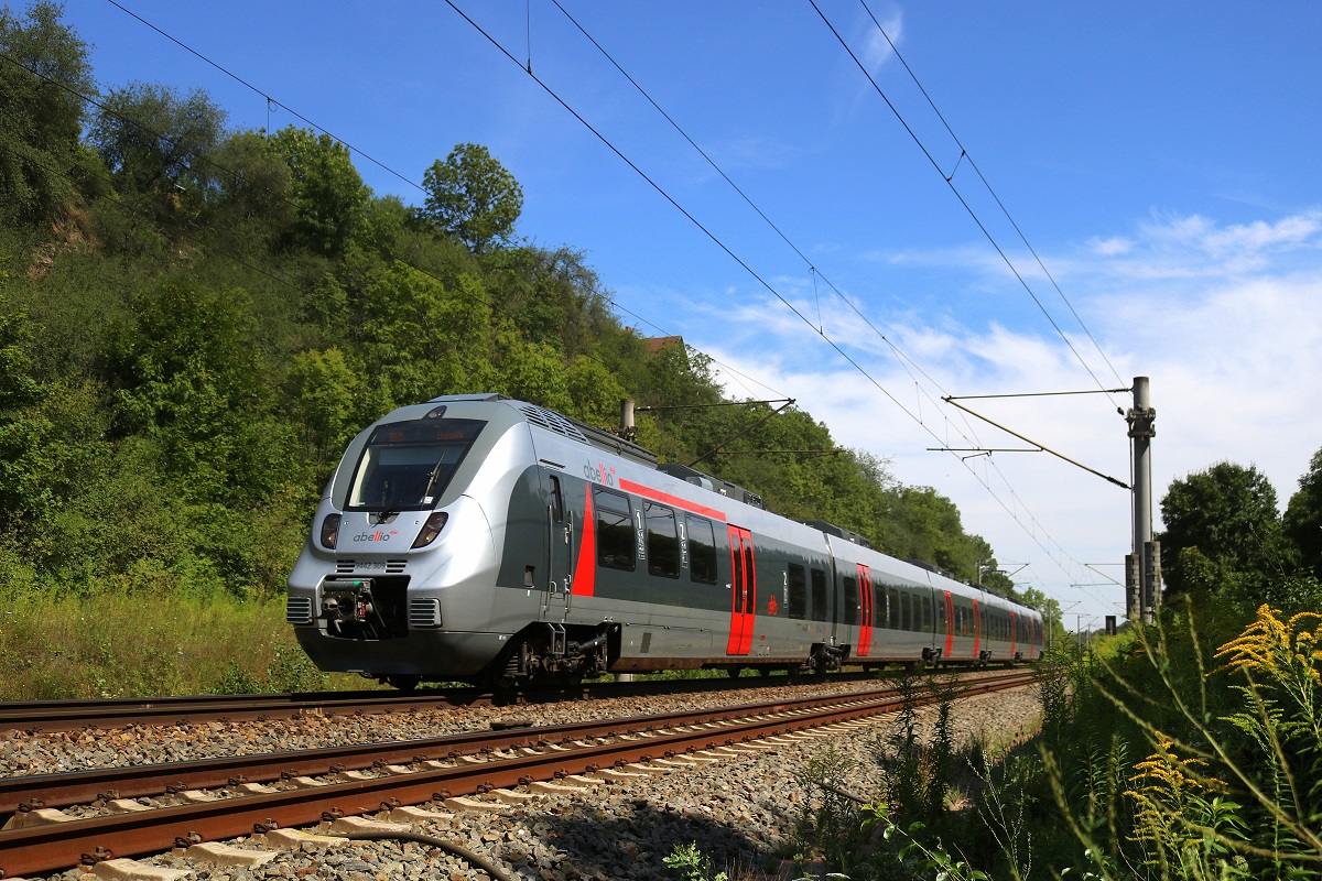 9442 309 (Bombardier Talent 2) von Abellio Rail Mitteldeutschland als RB 74618 (RB20) von Halle(Saale)Hbf Gl. 13a nach Eisenach fährt bei Burgwerben auf der Bahnstrecke Halle–Bebra (KBS 580). [8.8.2017 - 12:55 Uhr]