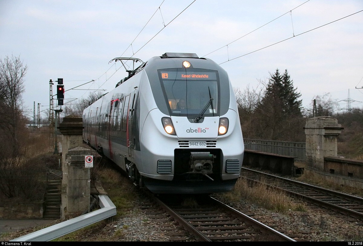9442 602 (Bombardier Talent 2) von Abellio Rail Mitteldeutschland als RE 74714 (RE9) von Halle(Saale)Hbf nach Kassel-Wilhelmshöhe durchfährt den Hp Halle Rosengarten auf der Bahnstrecke Halle–Hann. Münden (KBS 590). [18.2.2018 | 17:02 Uhr]