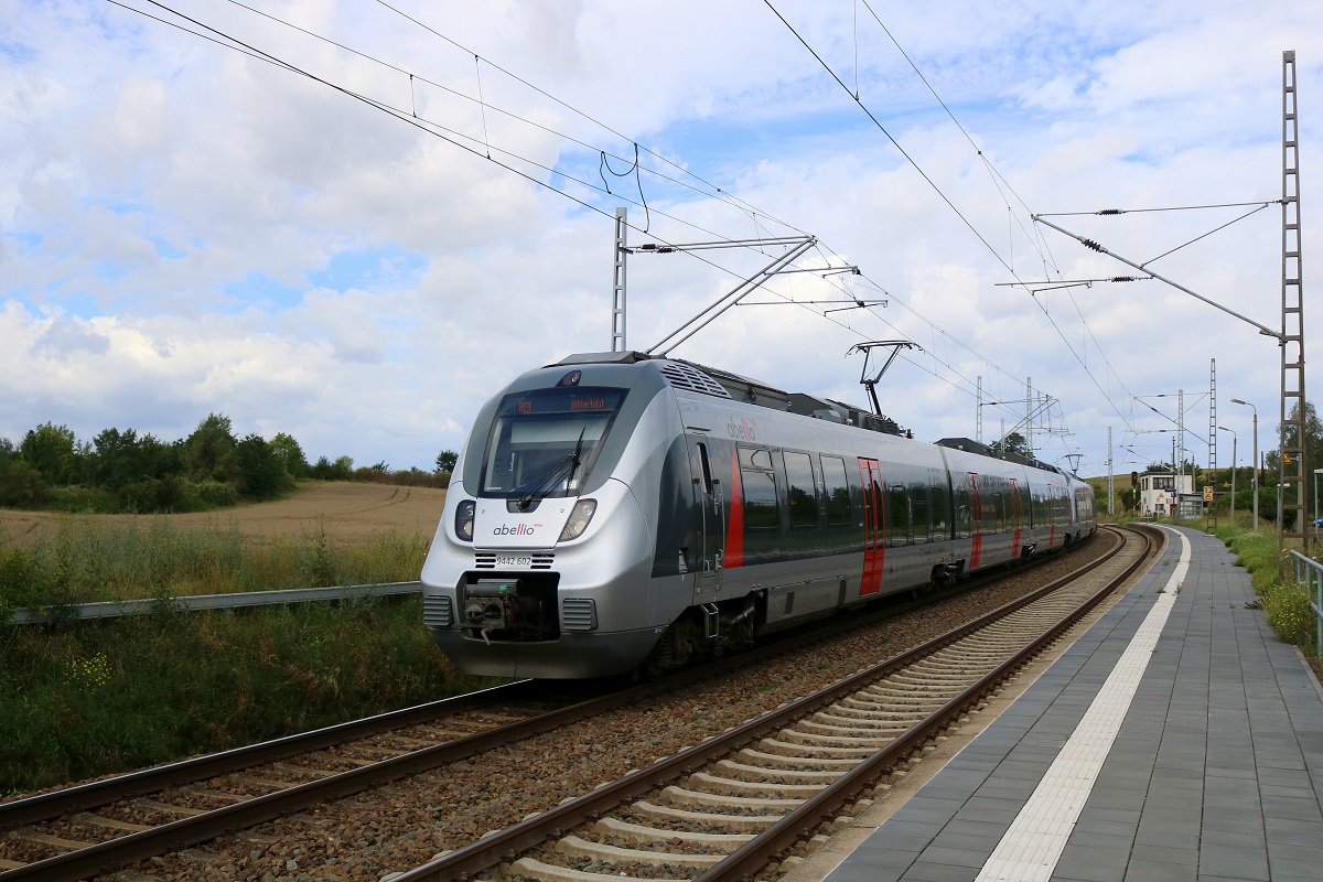 9442 602 und ein weiterer 9442 (Bombardier Talent 2) von Abellio Rail Mitteldeutschland als RE 74705 (RE9) von Eichenberg nach Bitterfeld durchfährt den Hp Zscherben auf der Bahnstrecke Halle–Hann. Münden (KBS 590). Grüße an den Tf! [4.8.2017 - 10:47 Uhr]