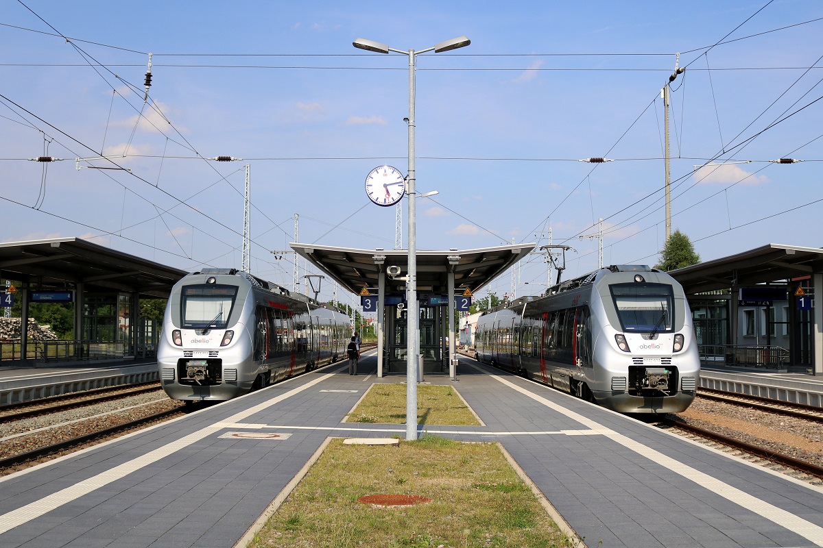 9442 604 (Bombardier Talent 2) als RB 74813 (RB59) von Erfurt Hbf nach Bitterfeld, rechts 9442 614 - der in Kürze in die Abstellung fährt - stehen im Bahnhof Sangerhausen. [19.7.2017 - 17:15 Uhr]