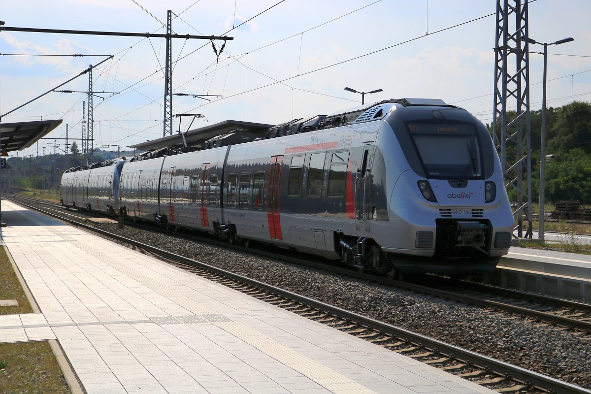 9442 607 (Bombardier Talent 2) von Abellio Rail Mitteldeutschland als RB 74810 (RB59) von Dessau Hbf nach Erfurt Hbf und 9442 106 als RE 74730 (RE19) von Dessau Hbf nach Leinefelde stehen im Bahnhof Sangerhausen. Hier erfolgt eine Zugteilung. [19.7.2017 - 17:02 Uhr]