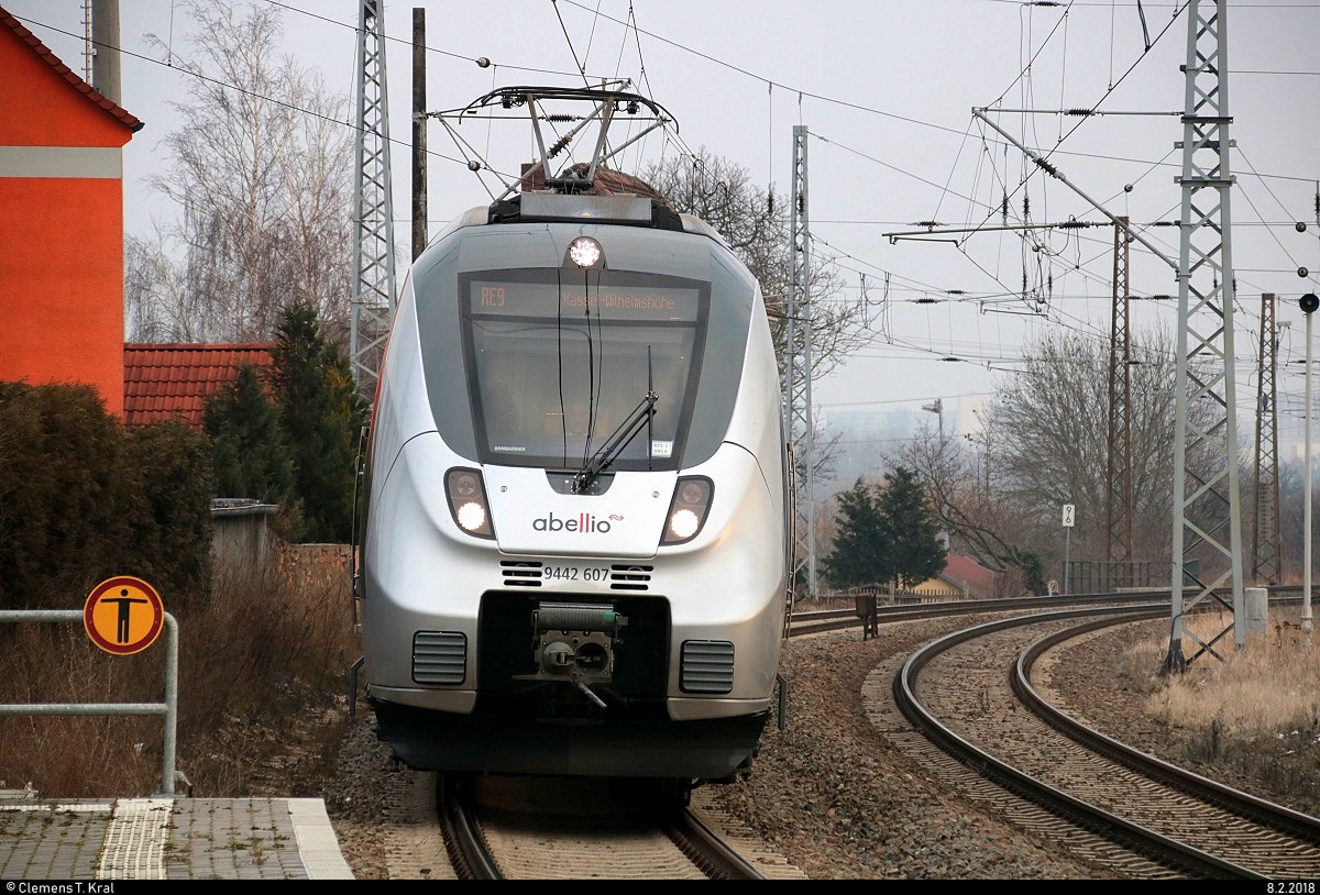 9442 607 (Bombardier Talent 2) von Abellio Rail Mitteldeutschland als RE 74712 (RE9) von Halle(Saale)Hbf nach Kassel-Wilhelmshöhe durchfährt den Bahnhof Angersdorf auf der Bahnstrecke Halle–Hann. Münden (KBS 590). [8.2.2018 | 15:08 Uhr]