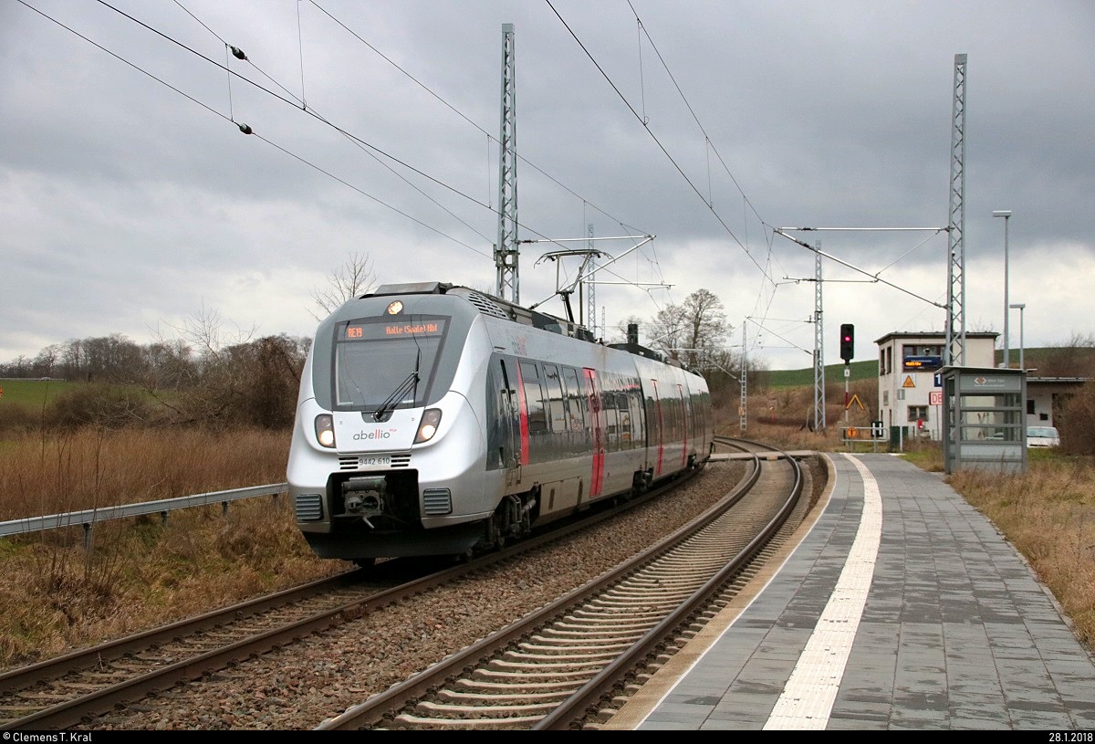 9442 610 (Bombardier Talent 2) von Abellio Rail Mitteldeutschland als RE 74733 (RE19) von Leinefelde nach Halle(Saale)Hbf durchfährt den Hp Zscherben auf der Bahnstrecke Halle–Hann. Münden (KBS 590). [28.1.2018 | 15:54 Uhr]