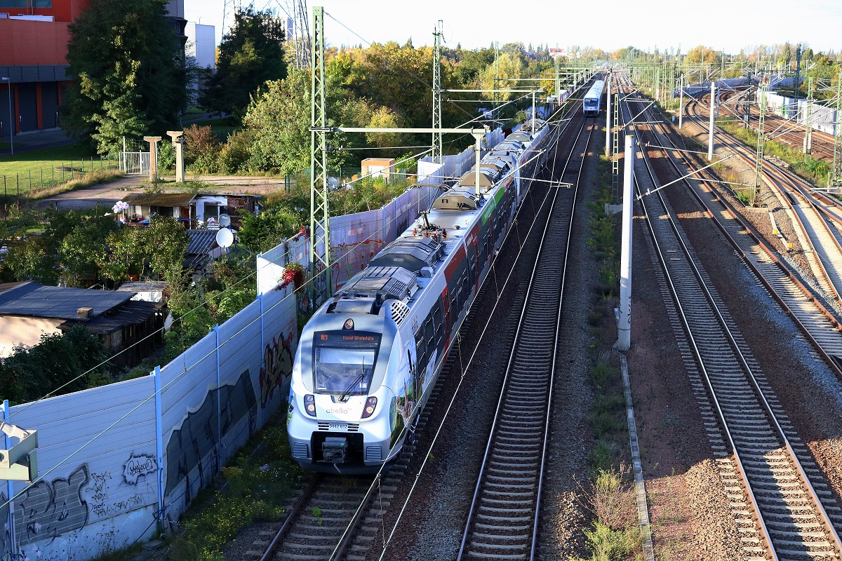 9442 612 und ein weiterer 9442 (Bombardier Talent 2) von Abellio Rail Mitteldeutschland als RE 74712 (RE9) von Bitterfeld nach Kassel-Wilhelmshöhe passiert den Abzweig Thüringen (At). Aufgenommen von der Brücke Dieselstraße in Halle (Saale). [3.10.2017 | 17:10 Uhr]