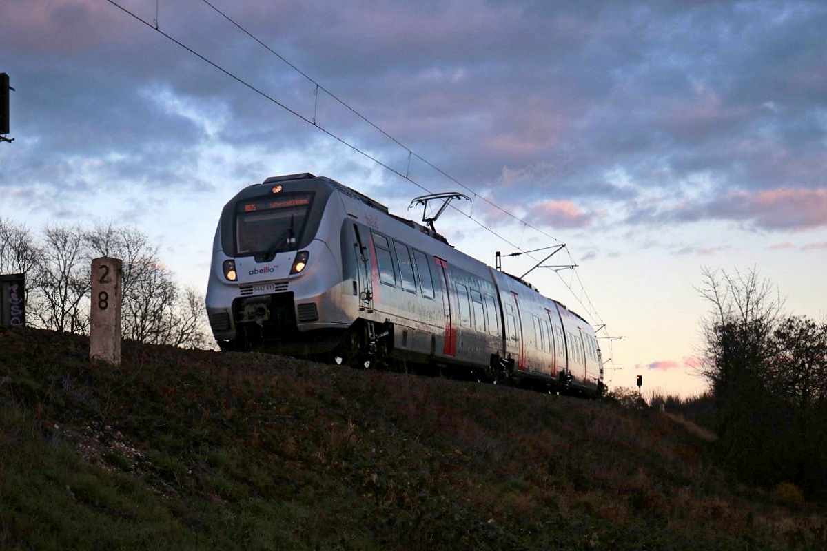 9442 613 (Bombardier Talent 2) von Abellio Rail Mitteldeutschland als RB 74782 (RB75) von Halle(Saale)Hbf nach Lutherstadt Eisleben über Halle Südstadt fährt bei Böllberg-Wörmlitz auf der Bahnstrecke Halle–Hann. Münden (KBS 590). [29.12.2017 | 15:46 Uhr]