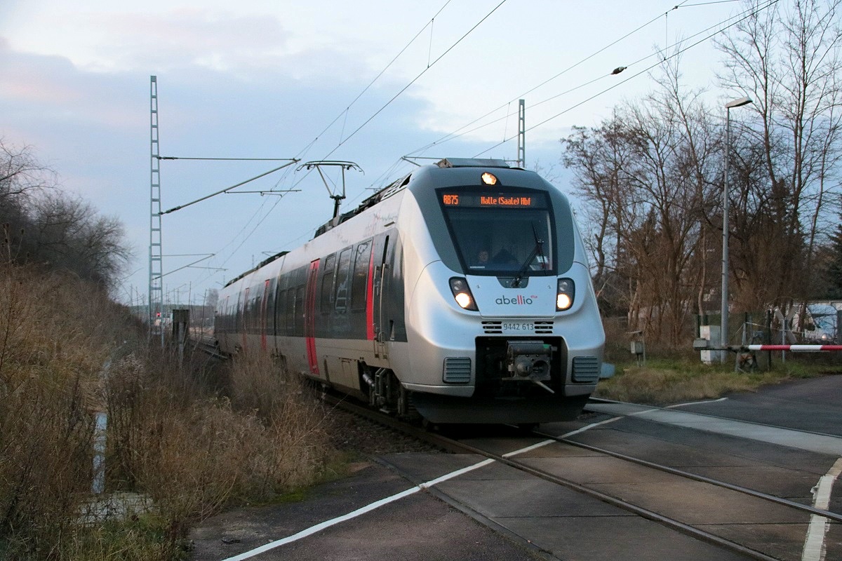 9442 613 (Bombardier Talent 2) von Abellio Rail Mitteldeutschland als RB 74783 (RB75) von Lutherstadt Eisleben nach Halle(Saale)Hbf fährt in Zscherben, Angersdorfer Straße, auf der Bahnstrecke Halle–Hann. Münden (KBS 590). Aufgenommen hinter der Anrufschranke. [14.1.2018 | 16:15 Uhr]